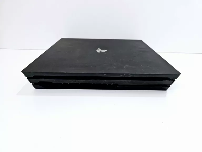 KONSOLA PLAYSTATION 4 PRO + 2 PADY