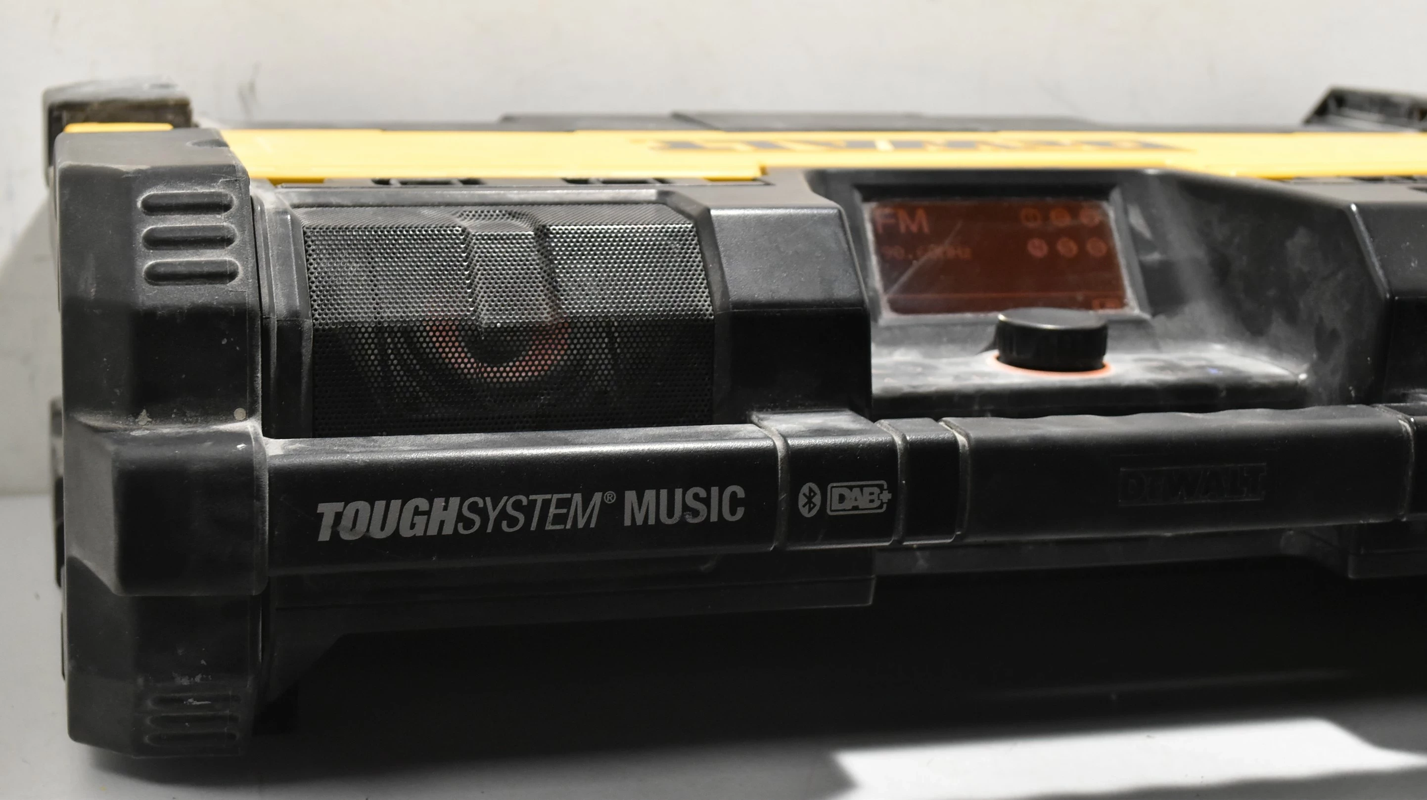 radio-budowlane-dewalt-dwst1-75659-qw-marka-dewalt