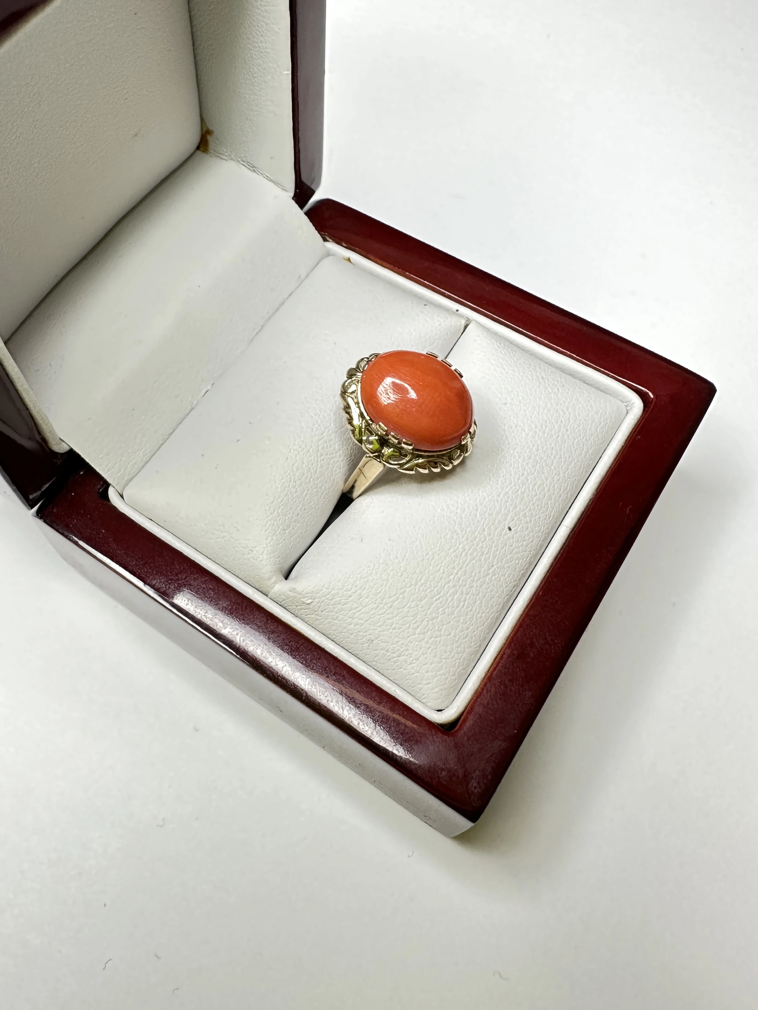 piekny-zloty-pierscionek-z-koralem-585-335-marka-inna-marka