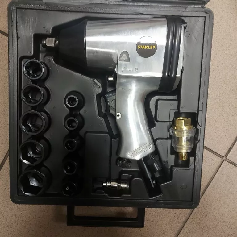 KLUCZ PNEUMATYCZNY Z NASADKAMI STANLEY 160157XSTN