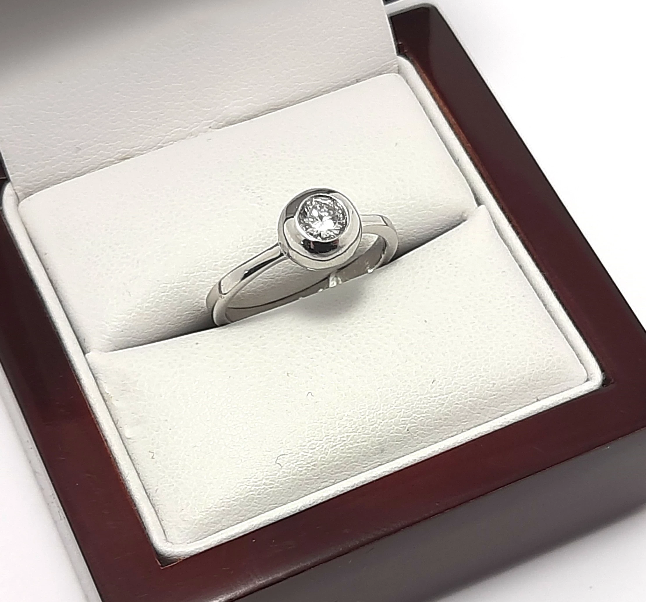 srebrny-pierscionek-okragla-cyrkonia-260g-r14-material-srebro