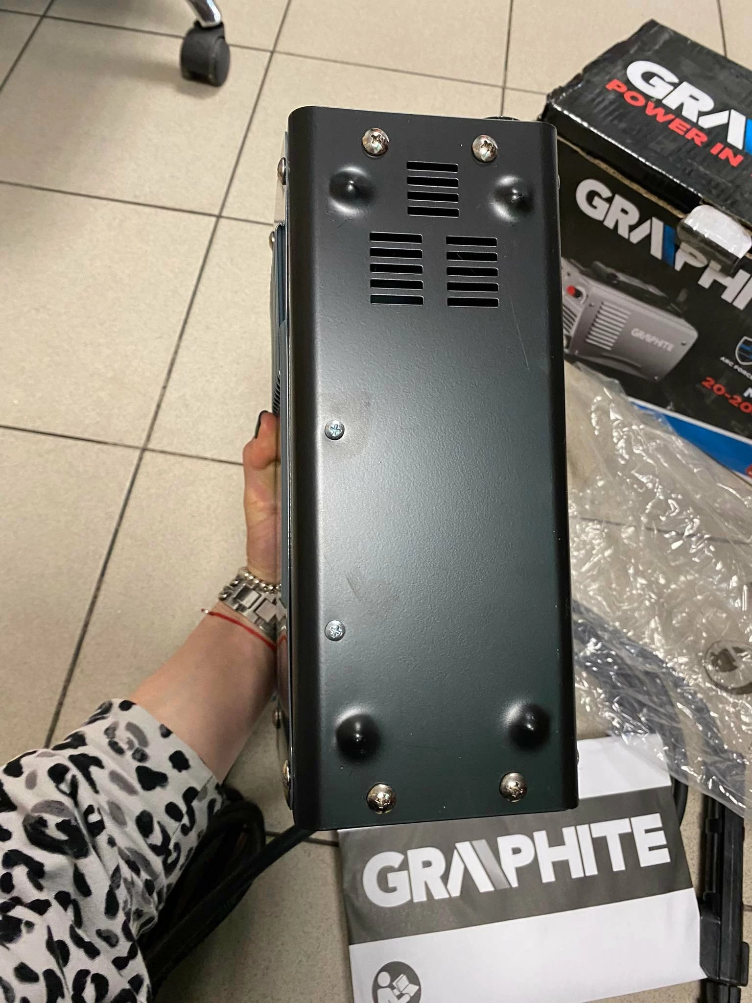 spawarka-inwertorowa-graphite-igbt-200a-56h813-stan-uzywany