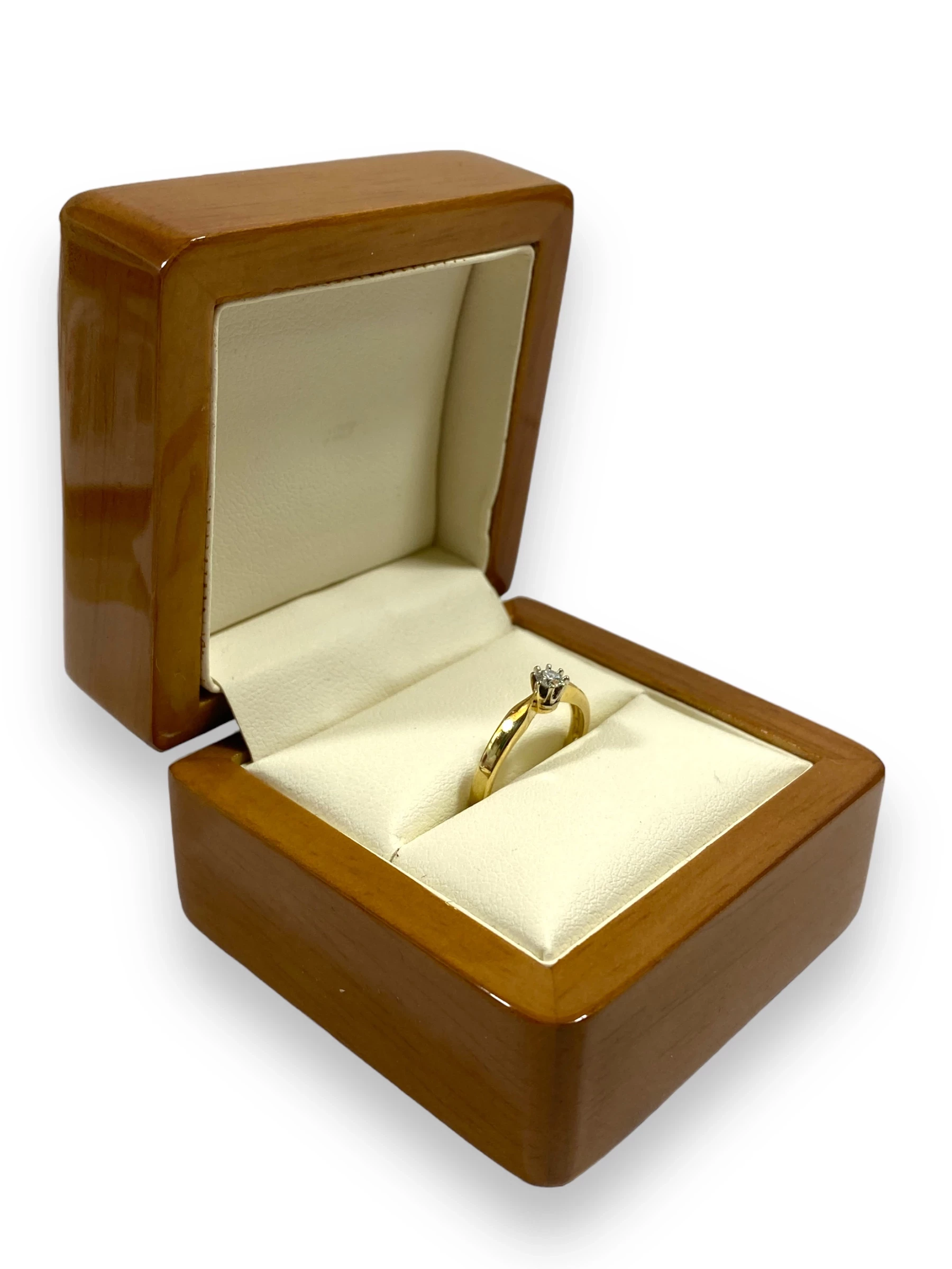 delikatny-pierscionek-z-brylantem-150g585r9-material-15835-2