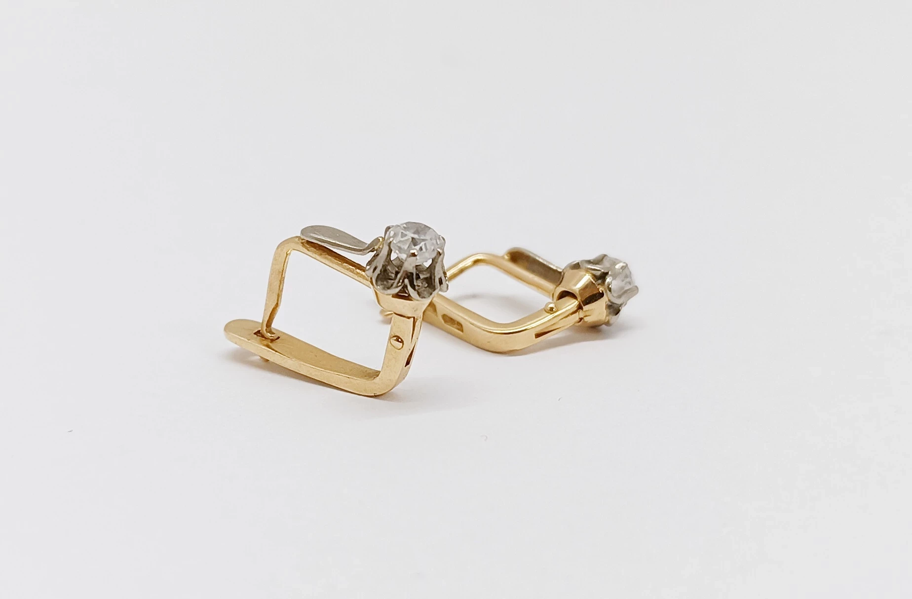 zlote-kolczyki-rodzaj-bigla-angielski