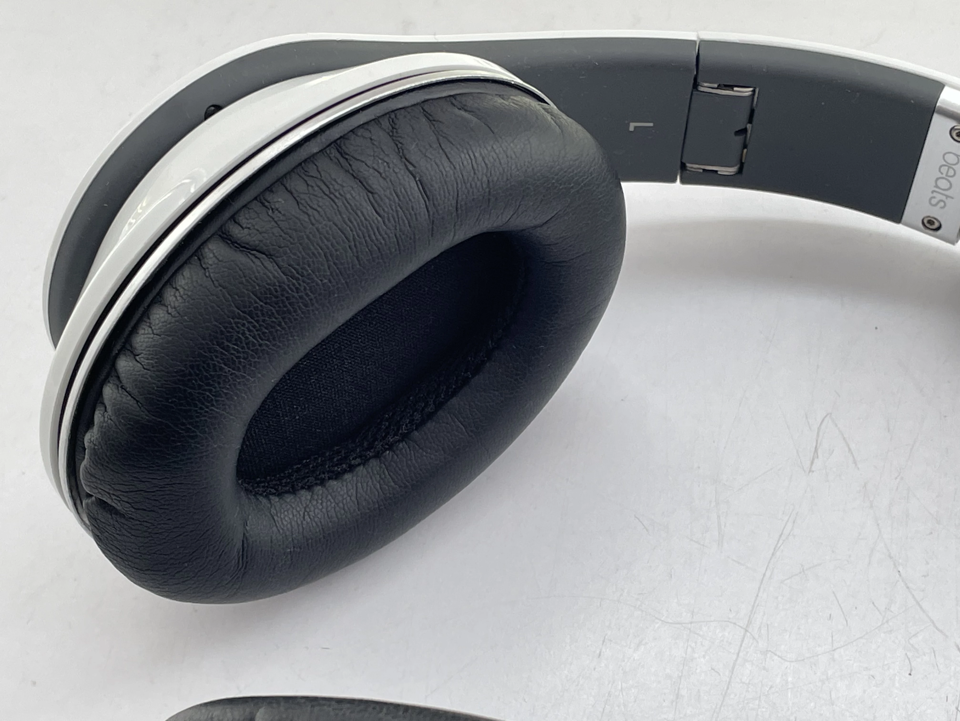 sluchawki-beats-by-dr-dre-beats-studio-kolor-dominujacy-bialy