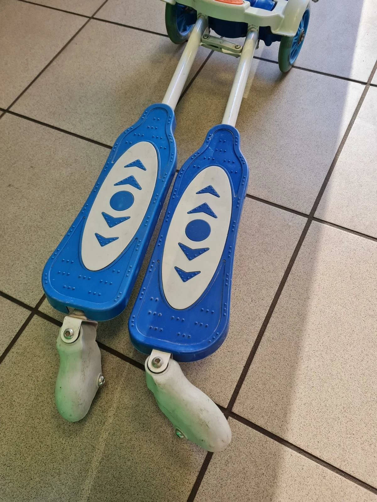 hulajnoga-balansowa-czterokolowa-dla-dzieci-kod-producenta-2041