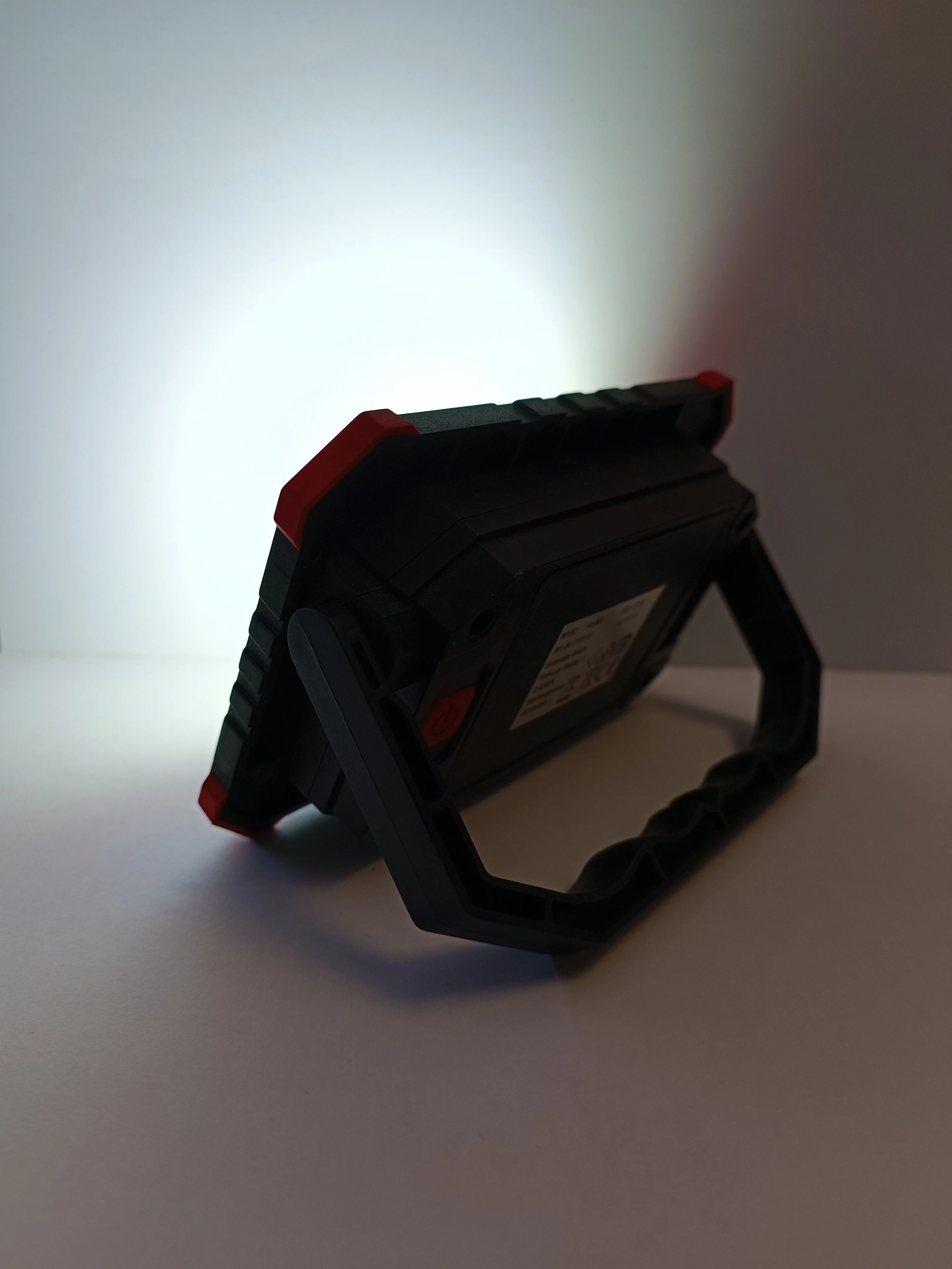 lampka-halogenowa-na-baterie-stan-uzywany