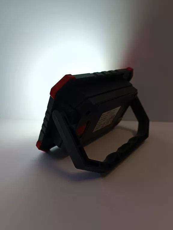 lampka-halogenowa-na-baterie-stan-uzywany