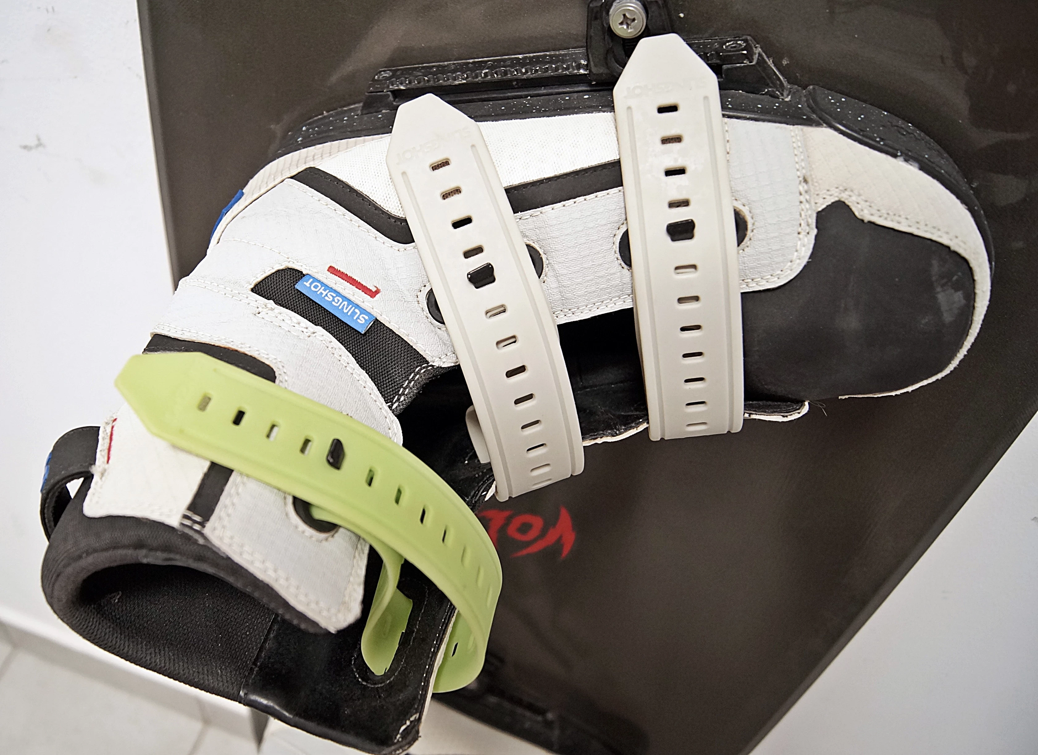 deska-waterboard-slingshot-152-z-butami-dl-w-27cm-stan-uzywany