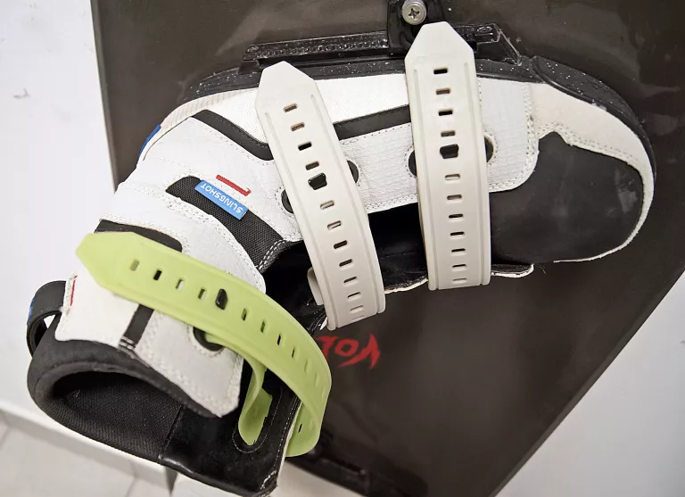 deska-waterboard-slingshot-152-z-butami-dl-w-27cm-stan-uzywany