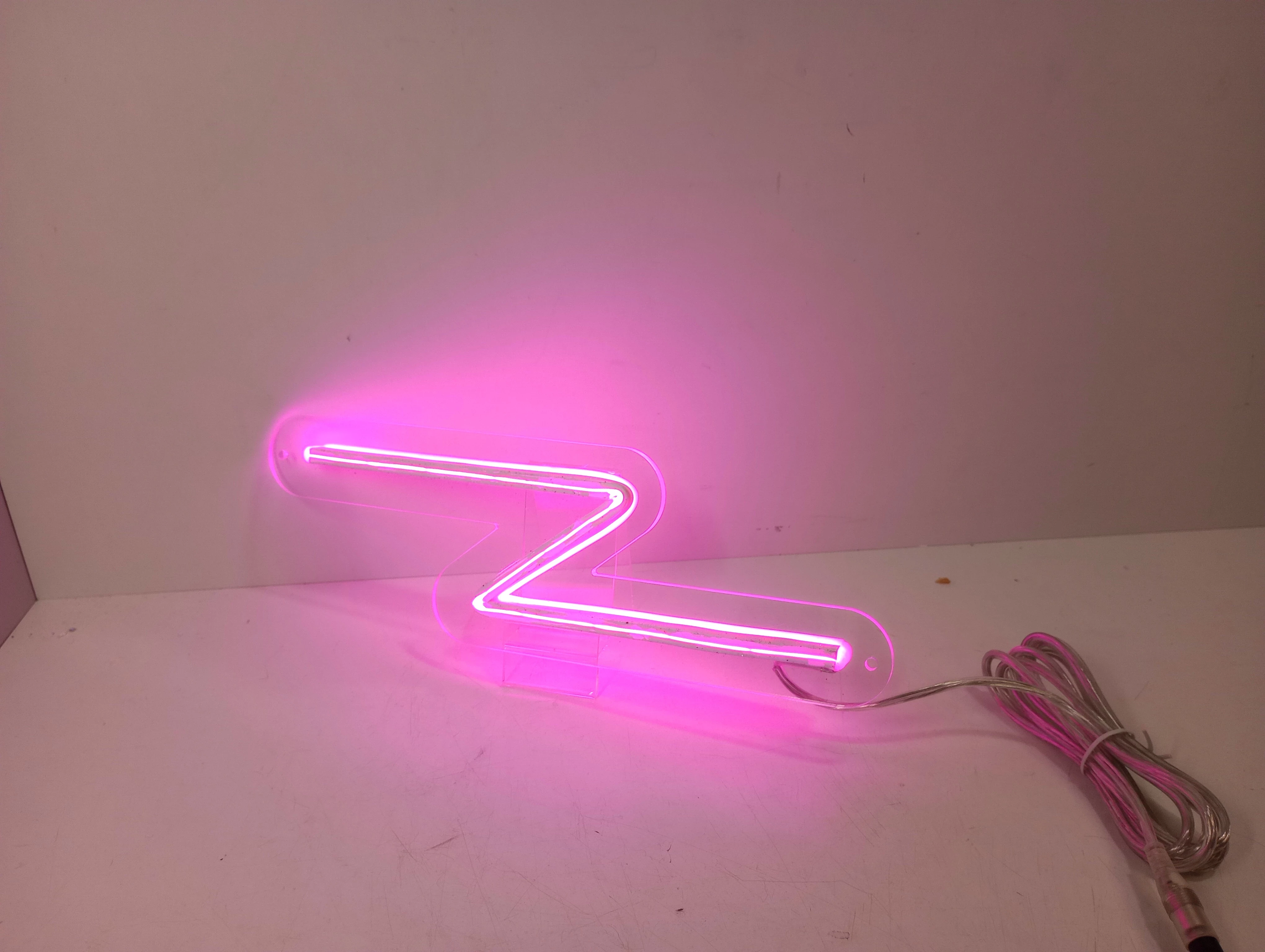 neon-rozowa-strzala-ops-osiedle-centrum-d1-krakow