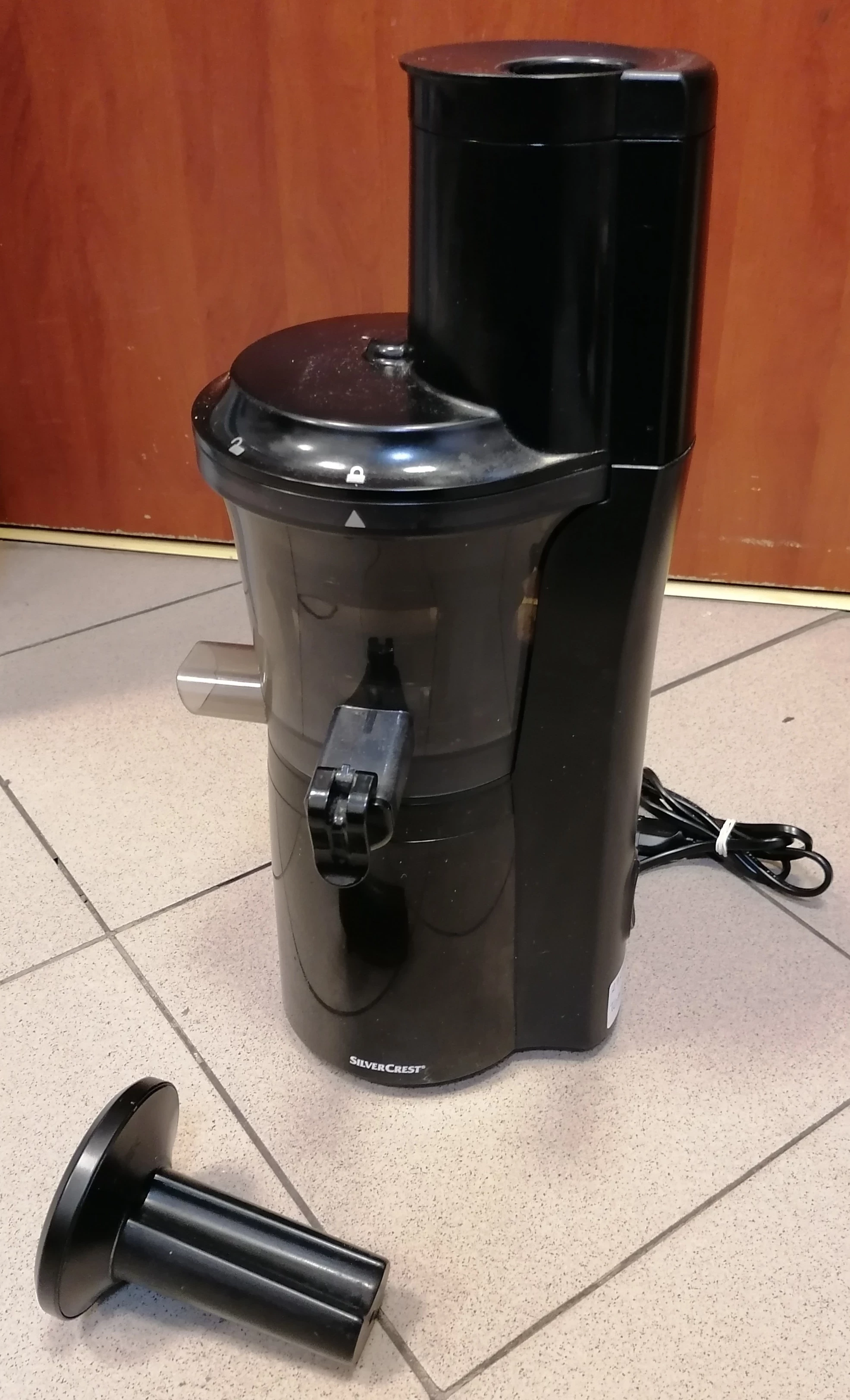 wyciskarka-wolnoobrotowa-silvercrest-ssjbk-300-a1-marka-silvercrest