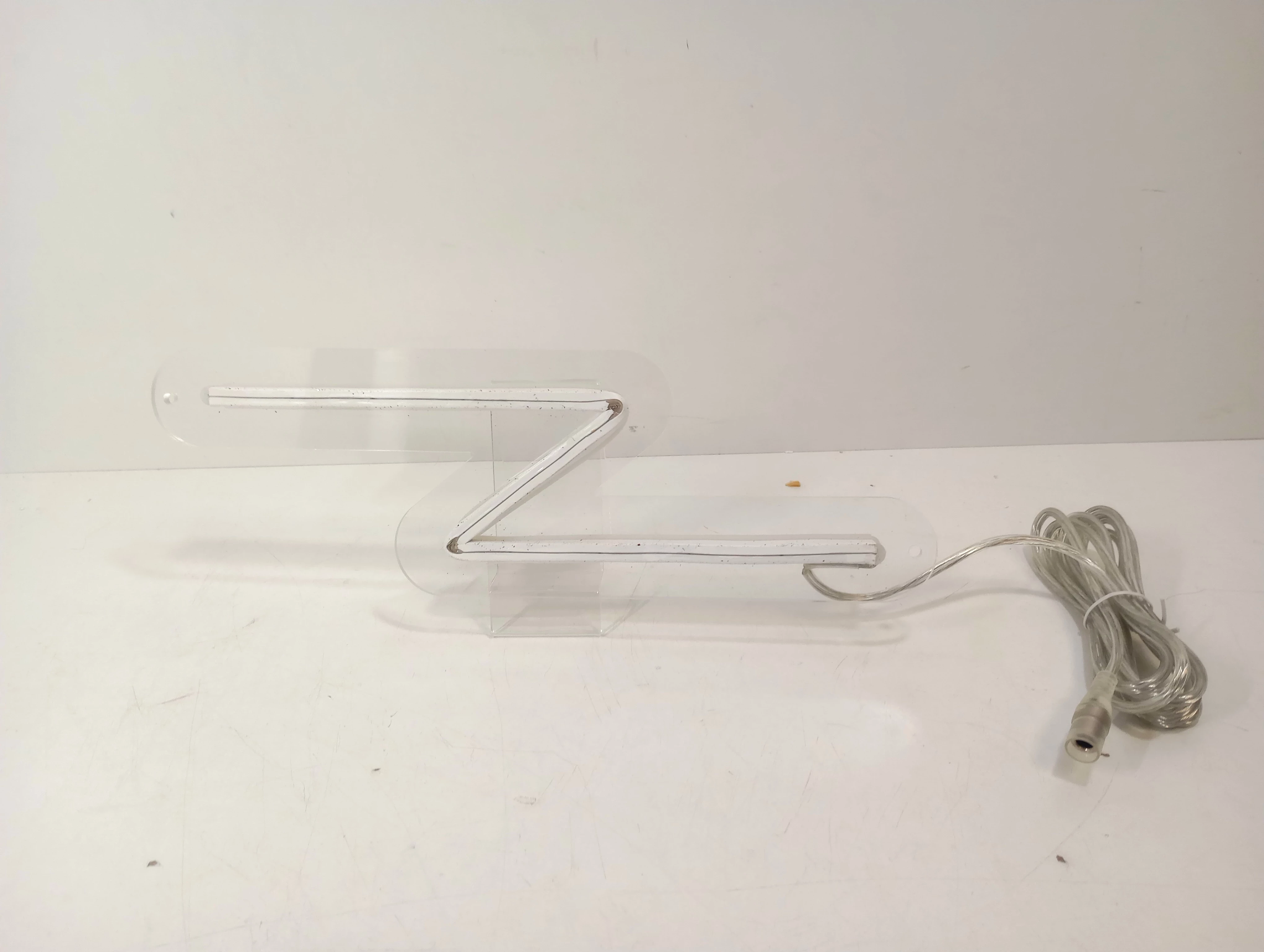 neon-rozowa-strzala-ops-stan-uzywany