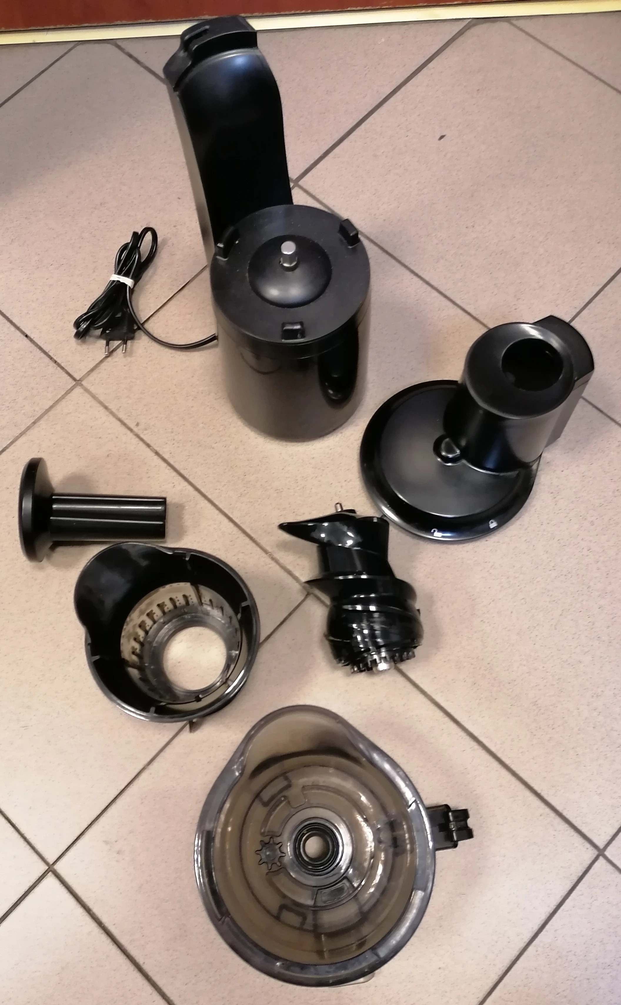 wyciskarka-wolnoobrotowa-silvercrest-ssjbk-300-a1-funkcje-bieg-wsteczny