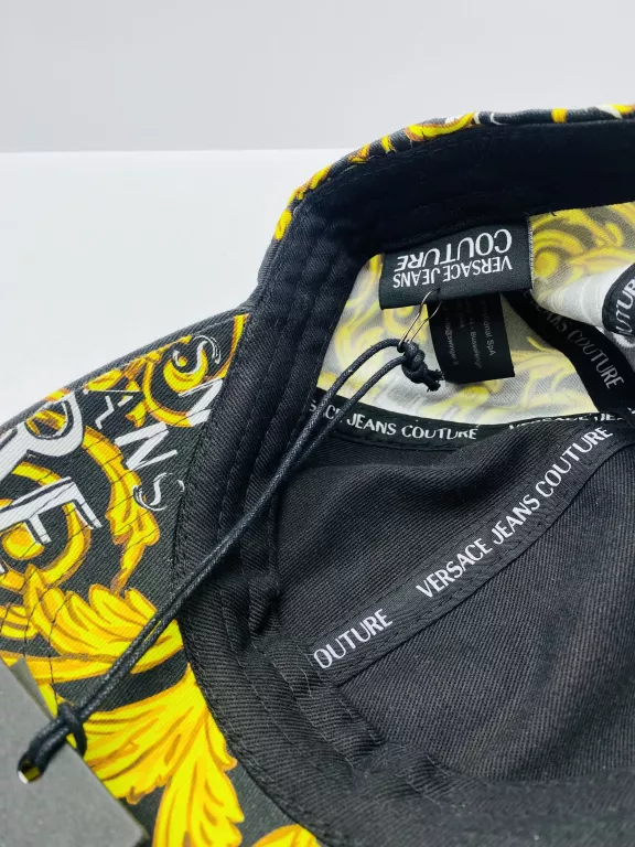 CZAPKA Z DASZKIEM VERSACE CZARNA 74YAZK18