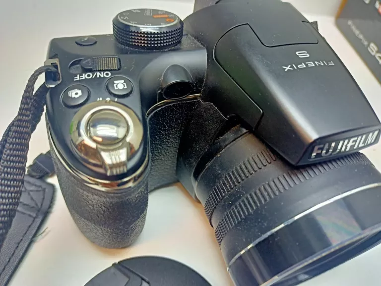 aparat-fujifilm-s4500-torba-pudelko-rozmiar-matrycy-sredni-format