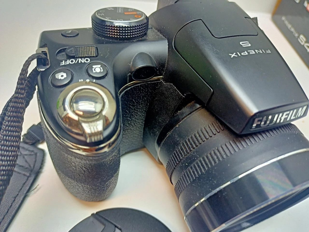 aparat-fujifilm-s4500-torba-pudelko-rozmiar-matrycy-sredni-format