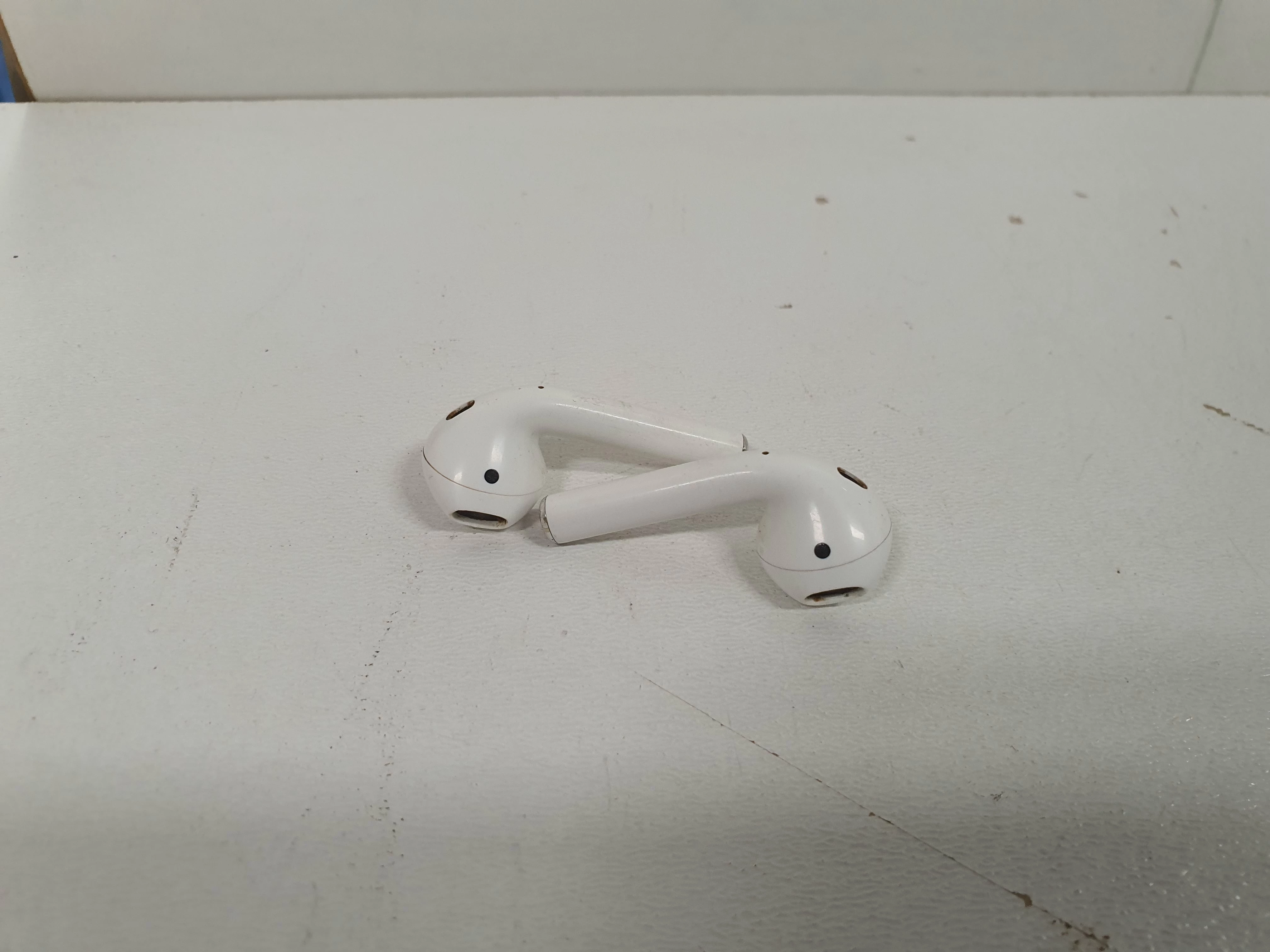 sluchawki-bezprzewodowe-apple-airpods-2-opis-rodzaj-sluchawek-douszne