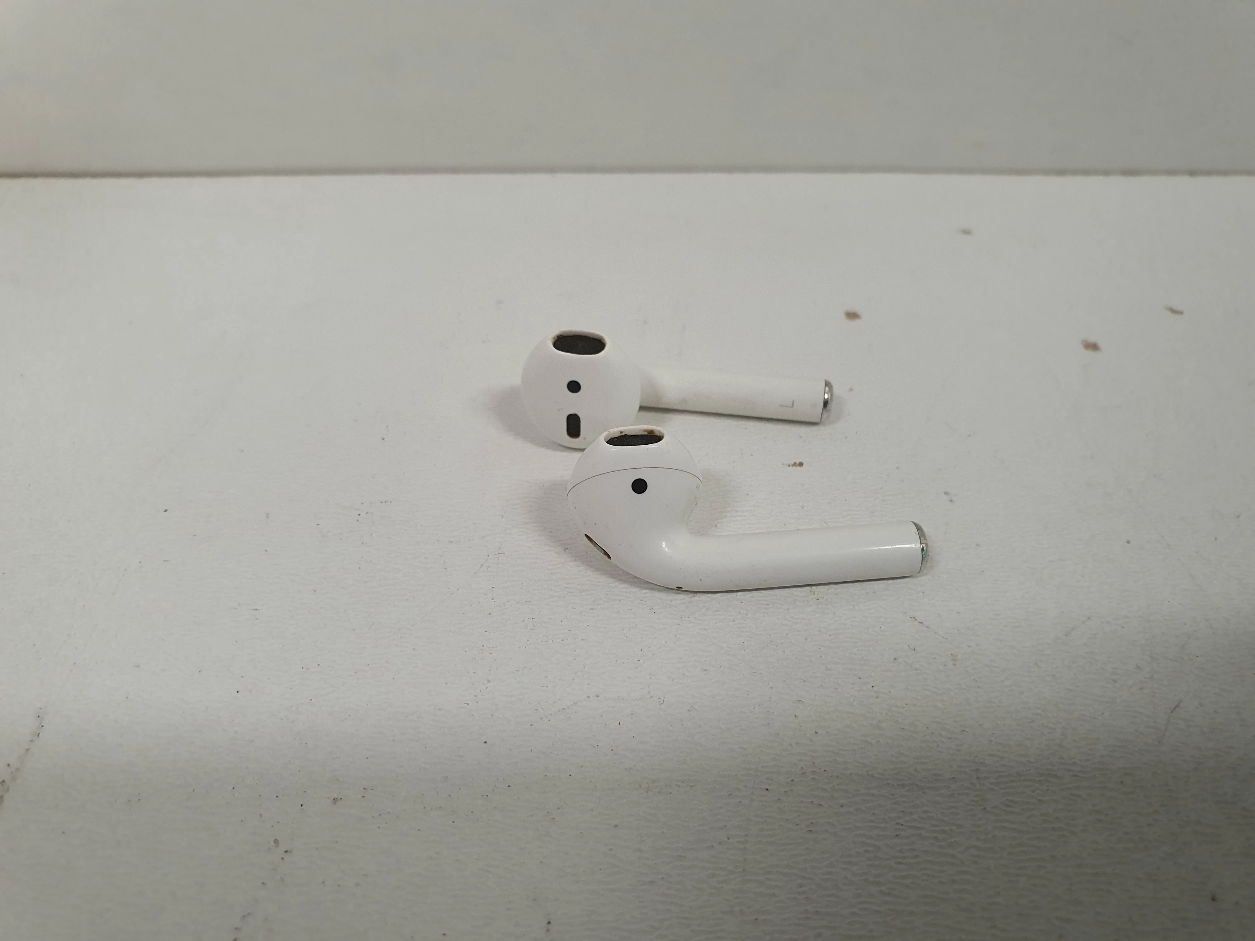 sluchawki-bezprzewodowe-apple-airpods-2-opis-kolor-dominujacy-bialy