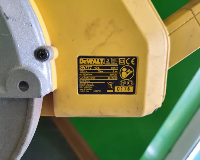 PIŁA UKOŚNICA DEWALT DW777 1800W 14,0 KG