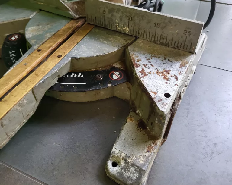 PIŁA UKOŚNICA DEWALT DW777 1800W 14,0 KG