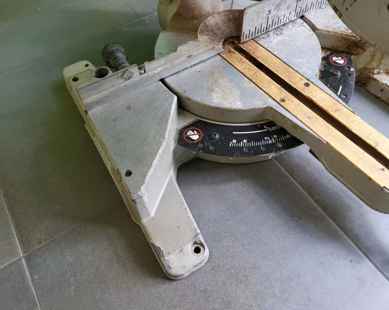 PIŁA UKOŚNICA DEWALT DW777 1800W 14,0 KG