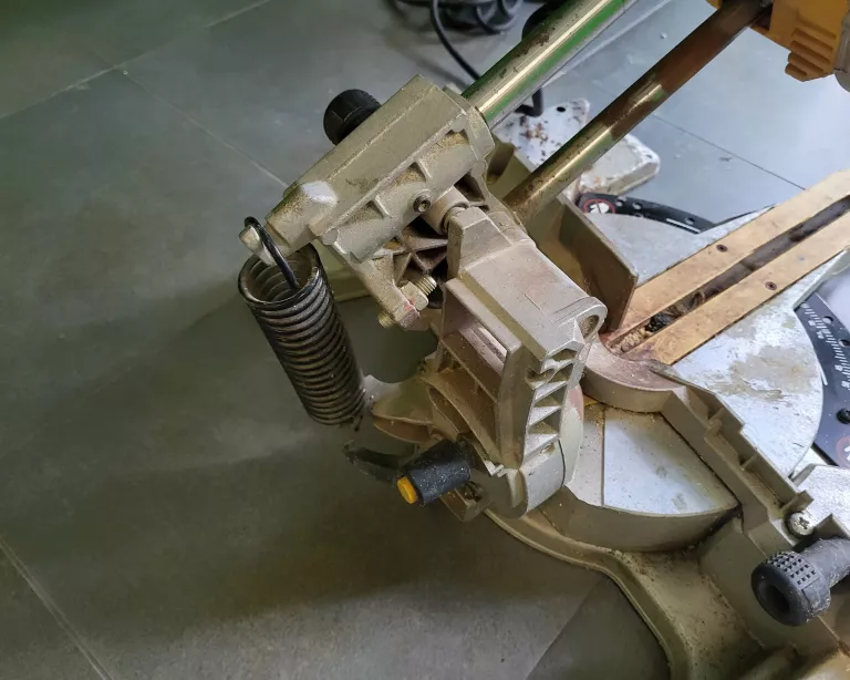 PIŁA UKOŚNICA DEWALT DW777 1800W 14,0 KG