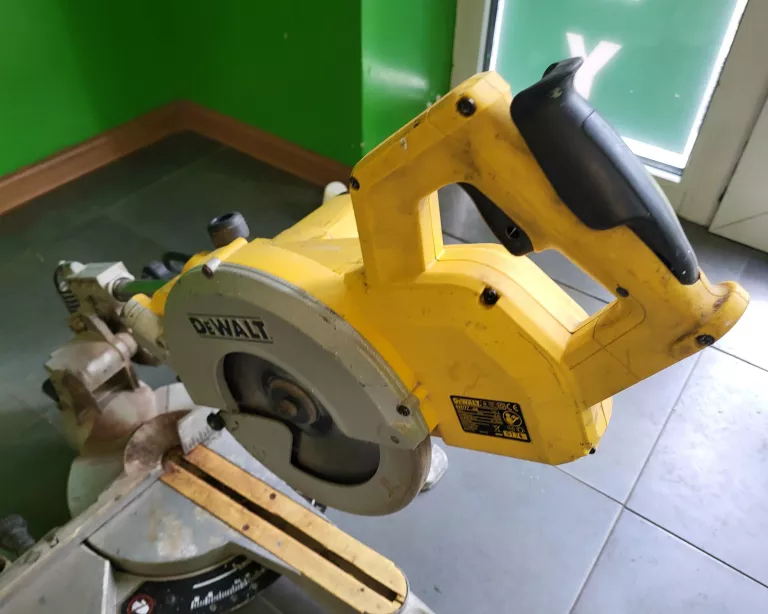 PIŁA UKOŚNICA DEWALT DW777 1800W 14,0 KG