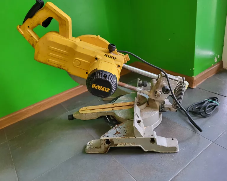PIŁA UKOŚNICA DEWALT DW777 1800W 14,0 KG