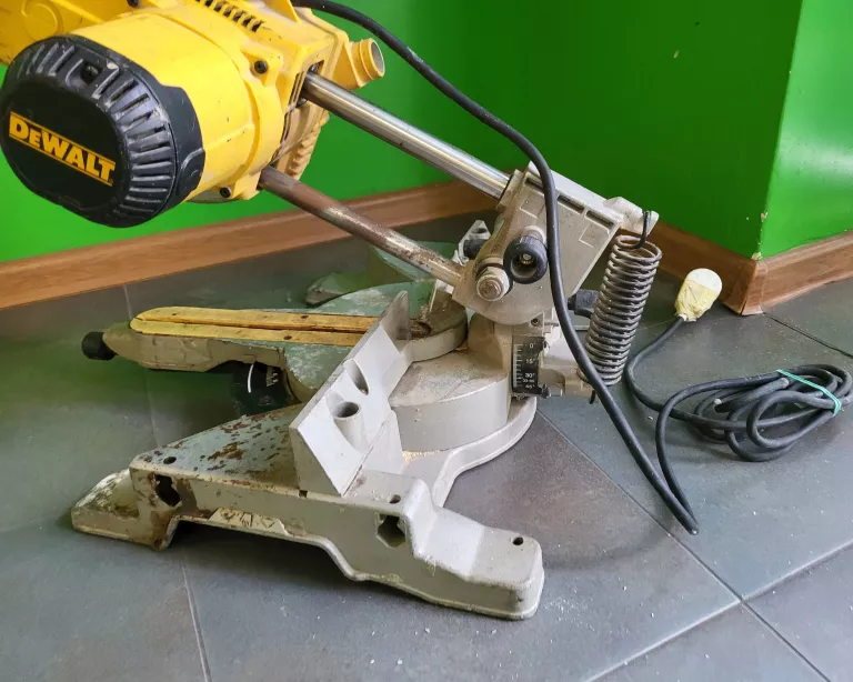 PIŁA UKOŚNICA DEWALT DW777 1800W 14,0 KG