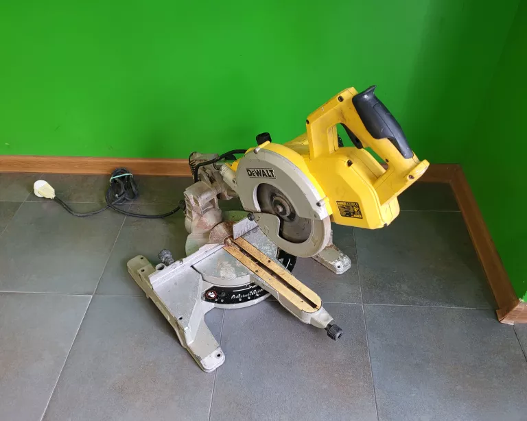 PIŁA UKOŚNICA DEWALT DW777 1800W 14,0 KG