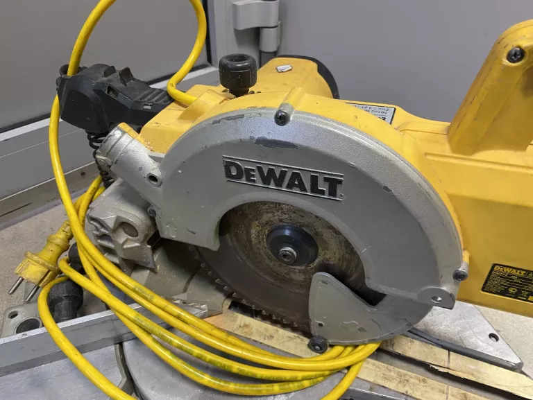 PILARKA UKOSOWA DEWALT DW777