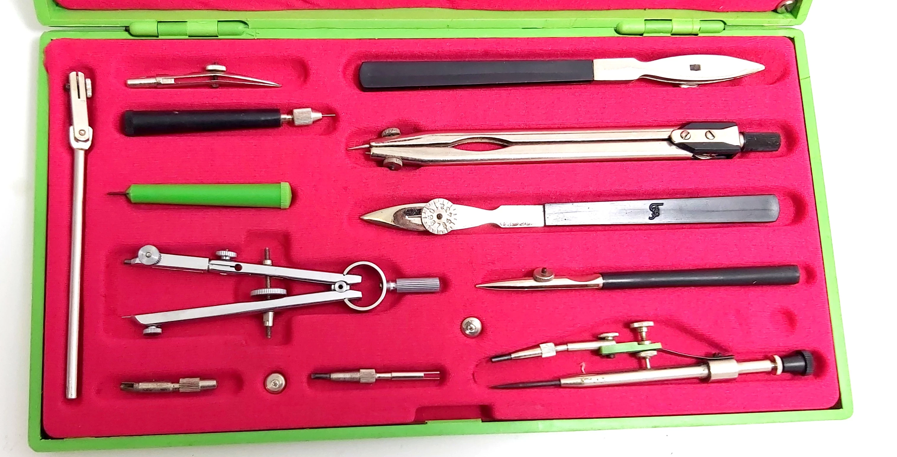 profesjonalny-zestaw-kreslarski-ean-gtin-8901324006988