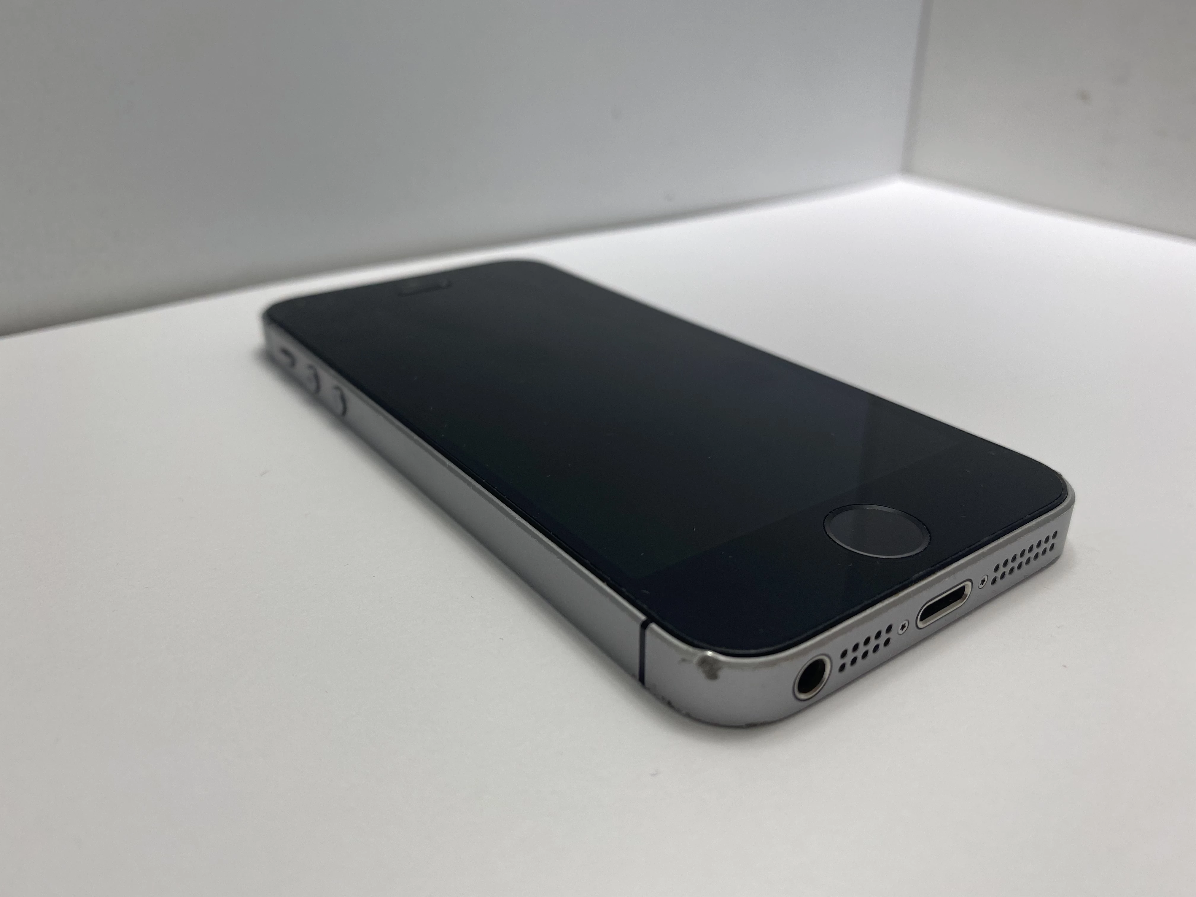 apple-iphone-se-kolor-srebrny