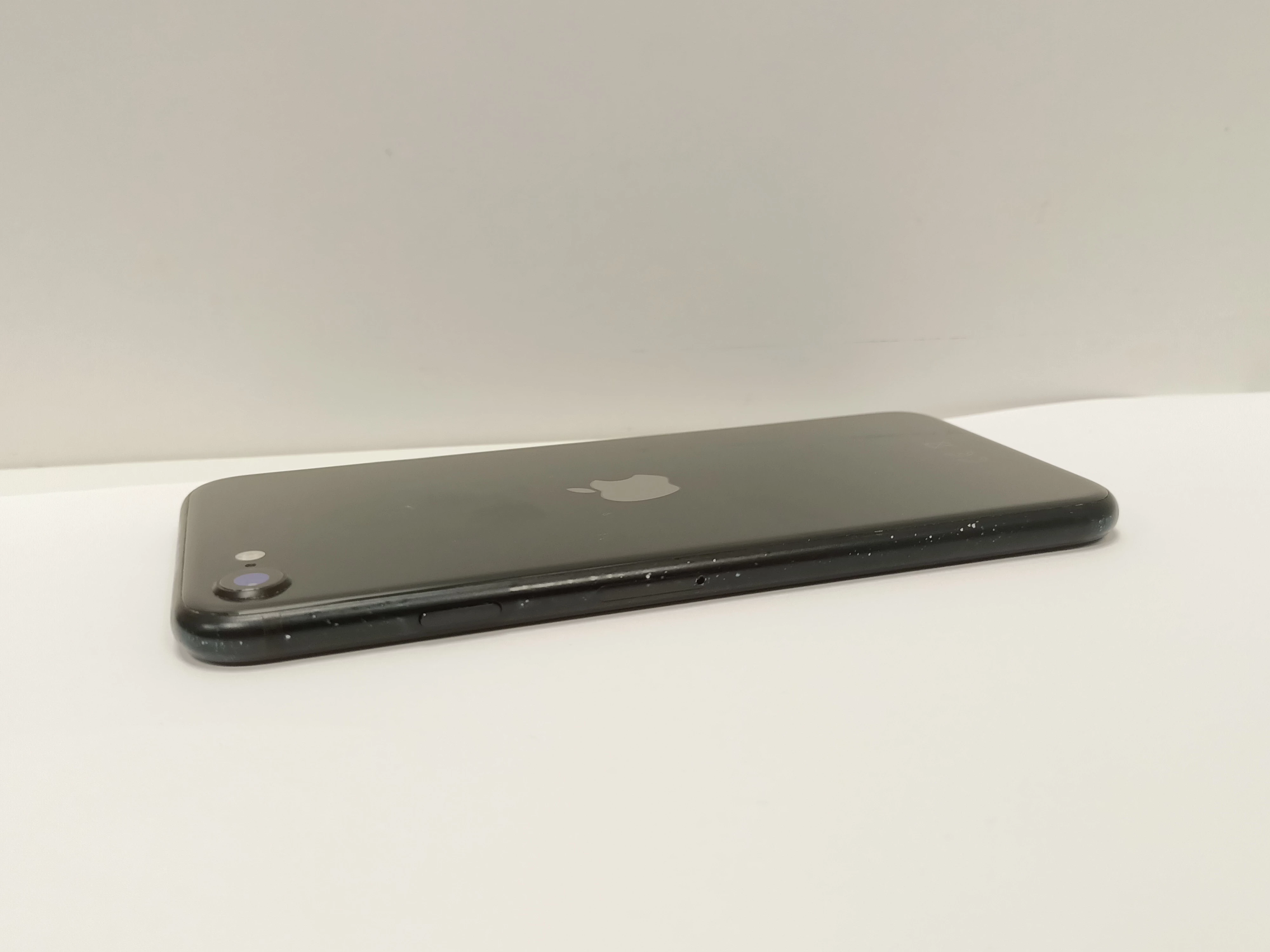 apple-iphone-se-2020-64gb-kond-bat82-ladowarka-w-komplecie-nie