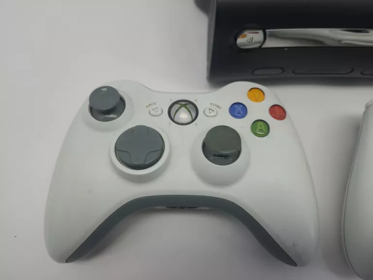KONSOLA XBOX 360 120GB TRZY PADY GRY
