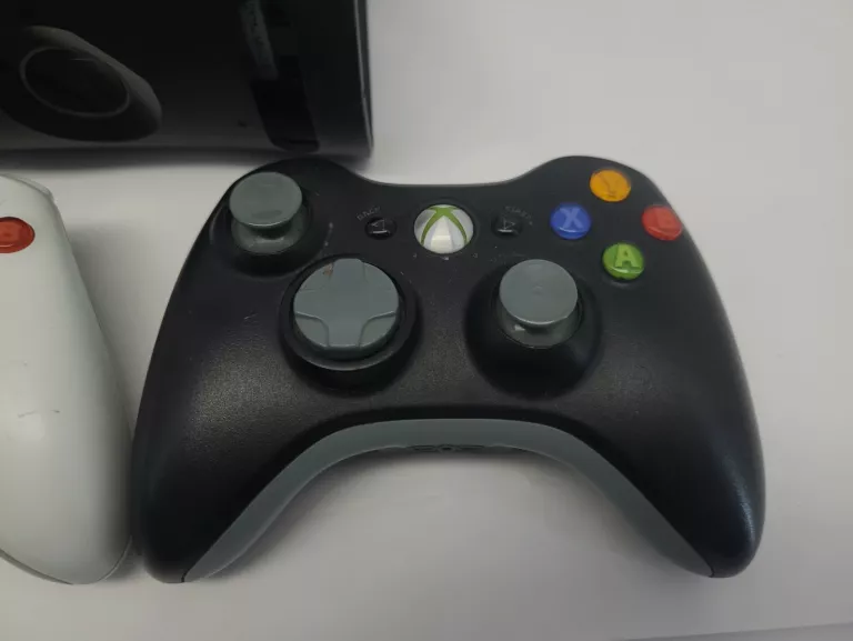 KONSOLA XBOX 360 120GB TRZY PADY GRY