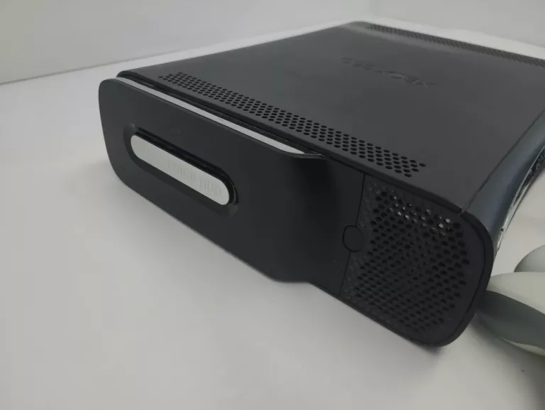KONSOLA XBOX 360 120GB TRZY PADY GRY