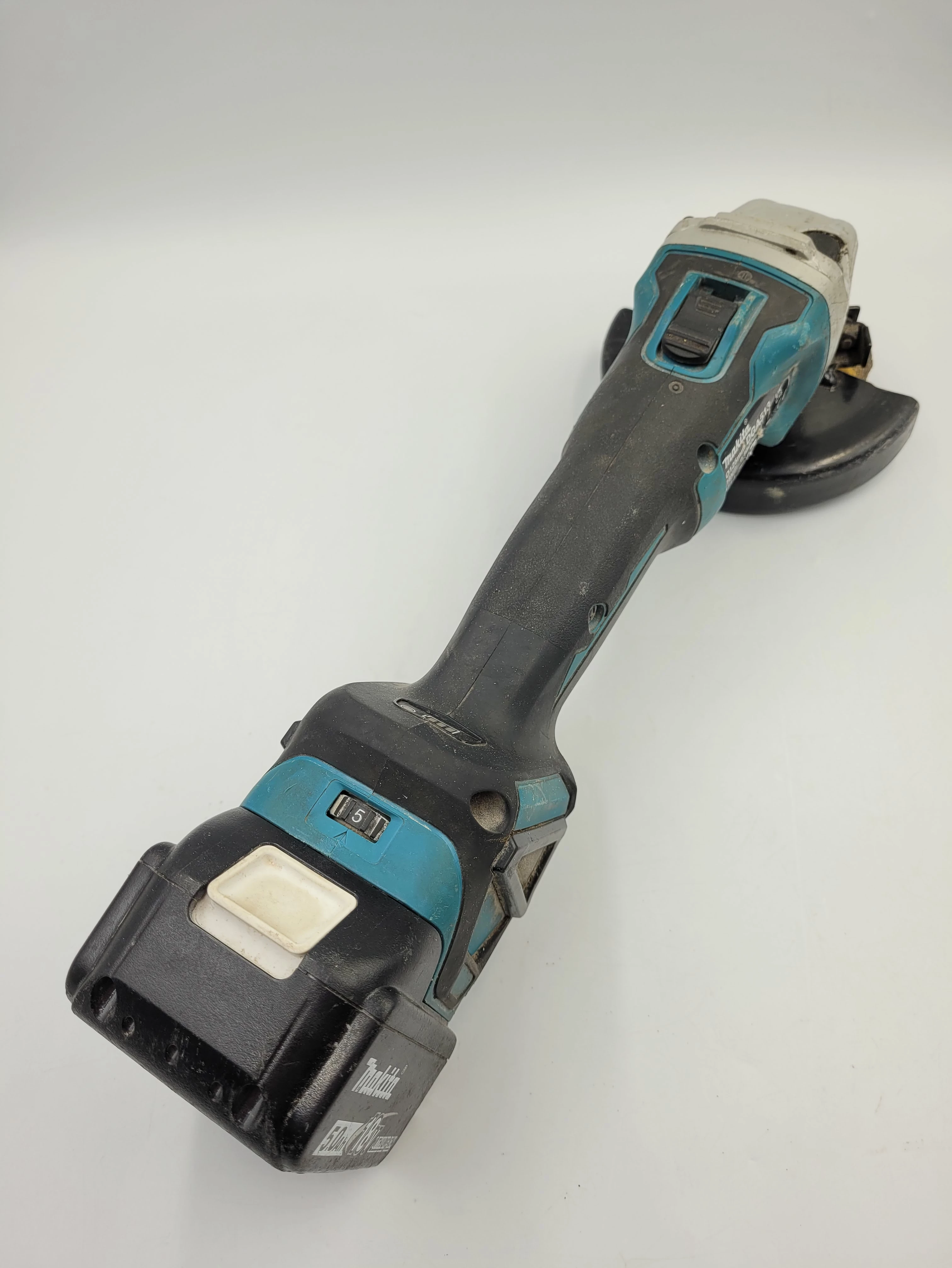 szlifierka-katowa-makita-dga-513-z-akumulatorem-kod-producenta-dga513zj
