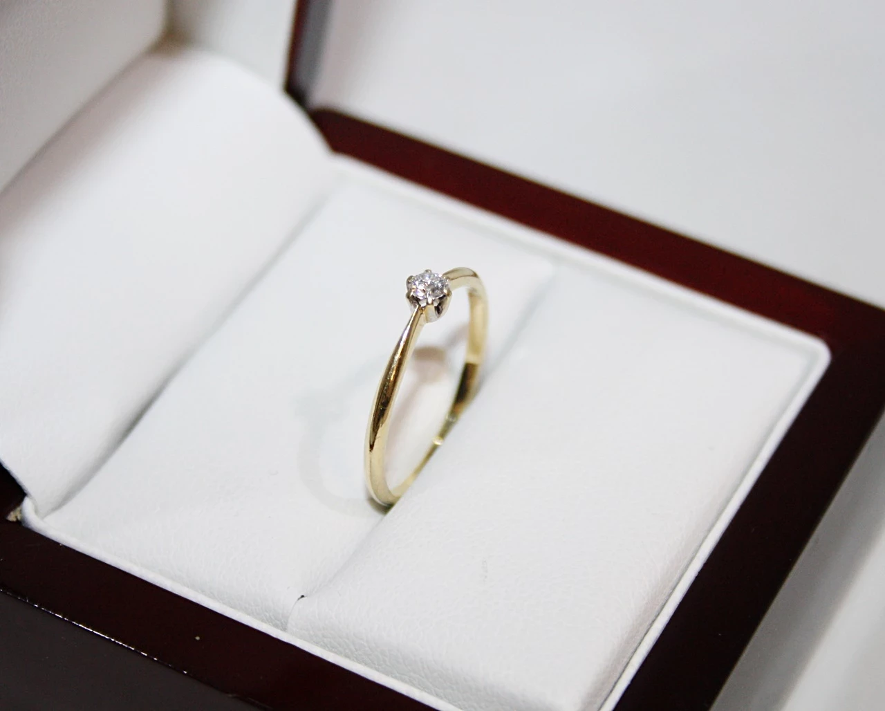 delikatny-zloty-pierscionek-z-brylantem-material-zloto
