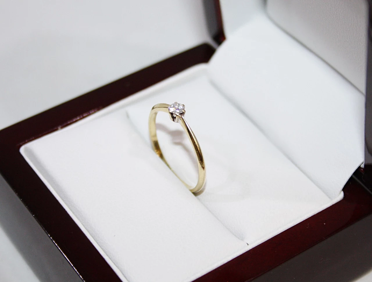 delikatny-zloty-pierscionek-z-brylantem-rodzaj-wyrob-jubilerski