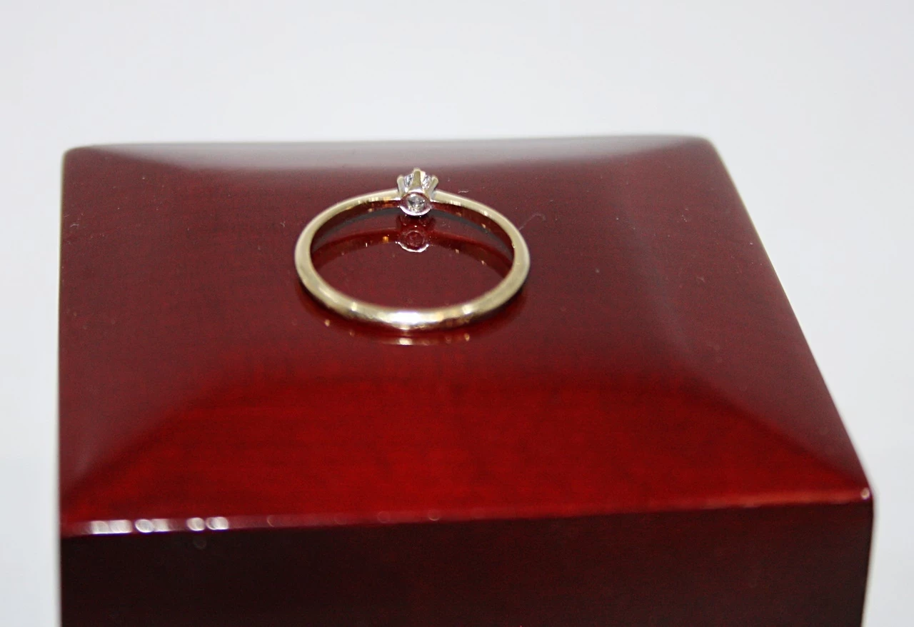 delikatny-zloty-pierscionek-z-brylantem-kolor-dominujacy-zloty