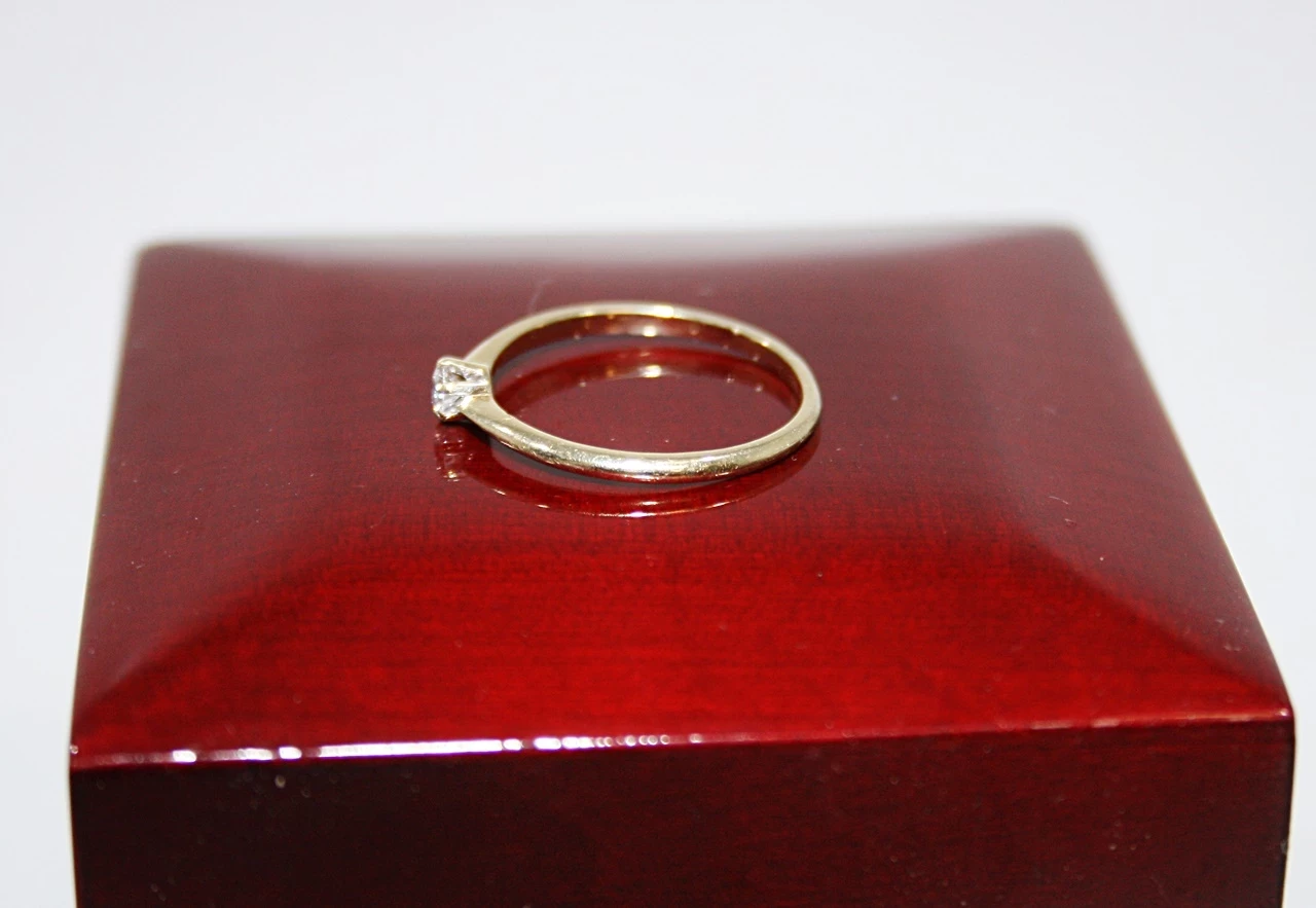 delikatny-zloty-pierscionek-z-brylantem-rozmiarsrednica-wew-mm-121633