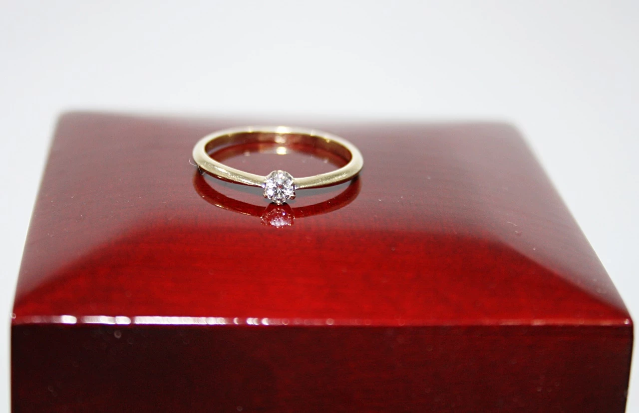 delikatny-zloty-pierscionek-z-brylantem-kamien-brylant