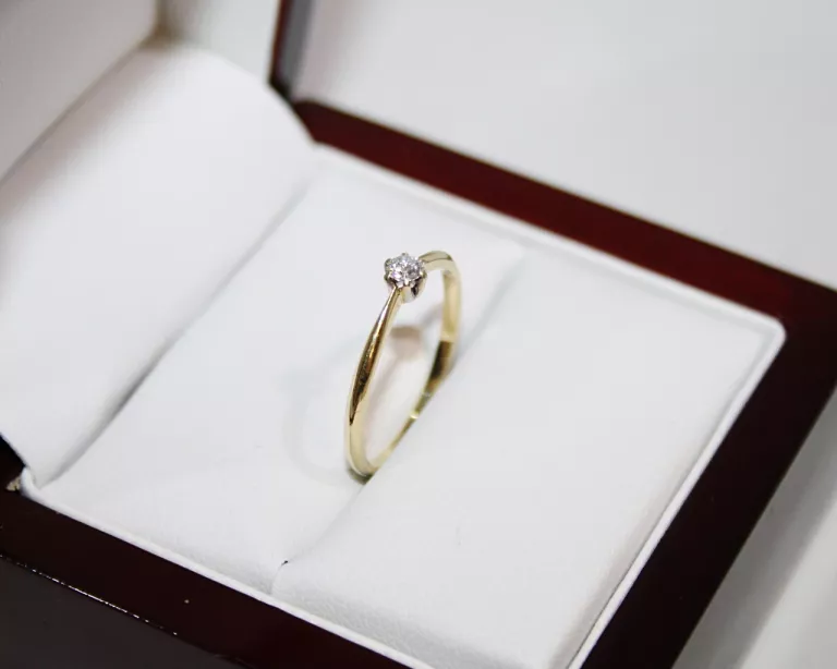 delikatny-zloty-pierscionek-z-brylantem-material-zloto