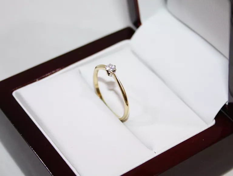 delikatny-zloty-pierscionek-z-brylantem-rodzaj-wyrob-jubilerski