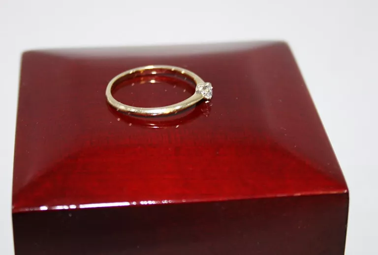 delikatny-zloty-pierscionek-z-brylantem-cechy-brak