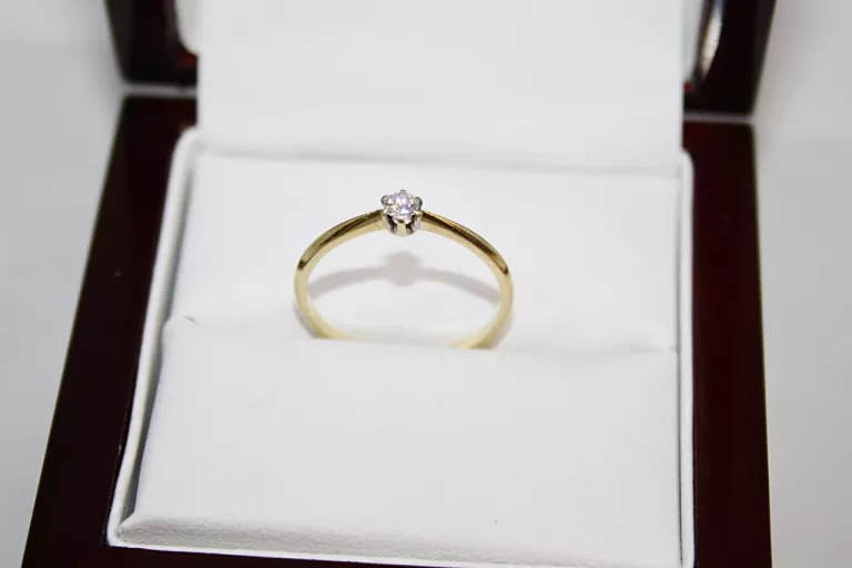 delikatny-zloty-pierscionek-z-brylantem-marka-bez-marki