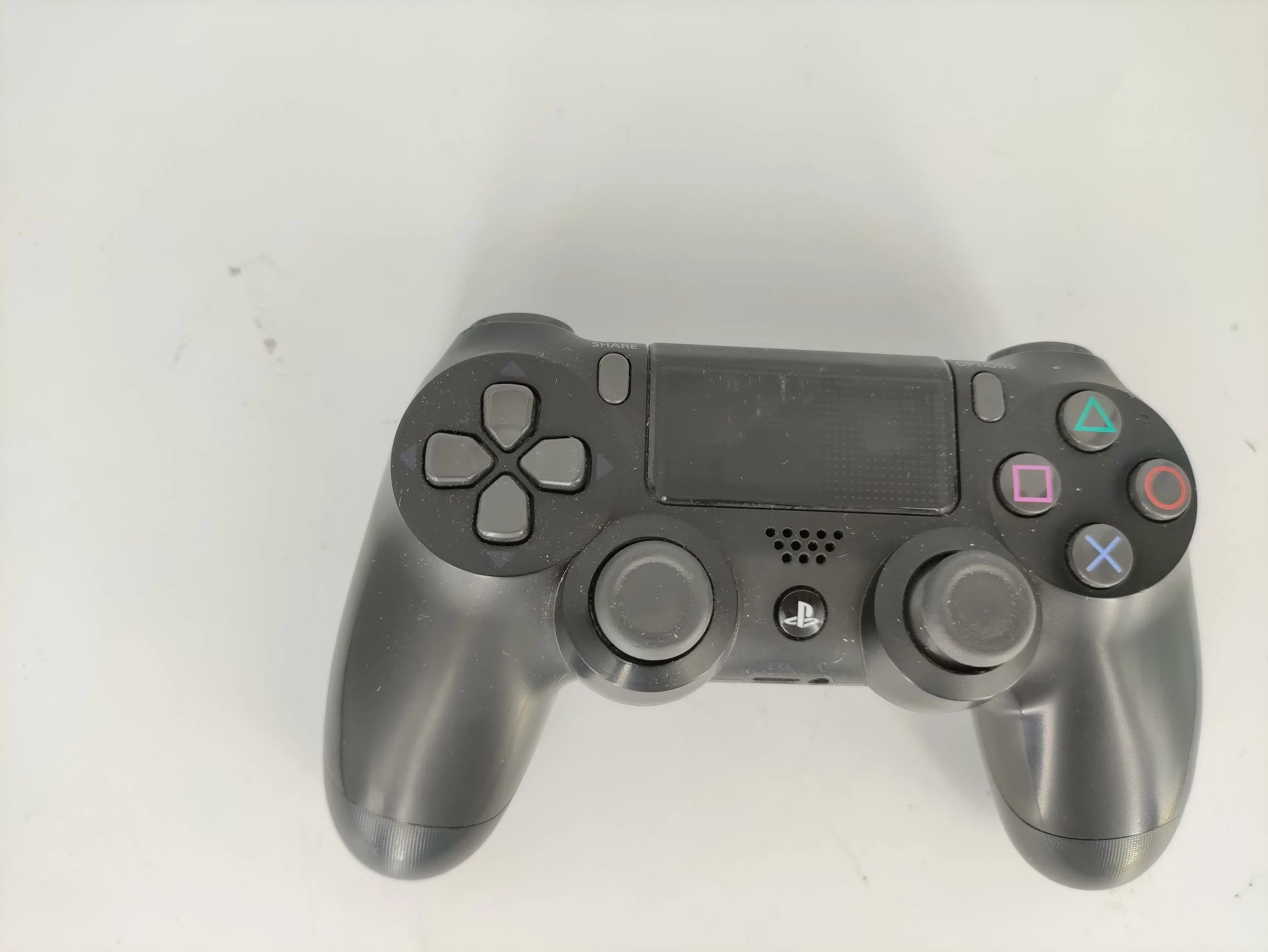 konsola-ps4-1tb-liczba-kontrolerow-w-zestawie-1