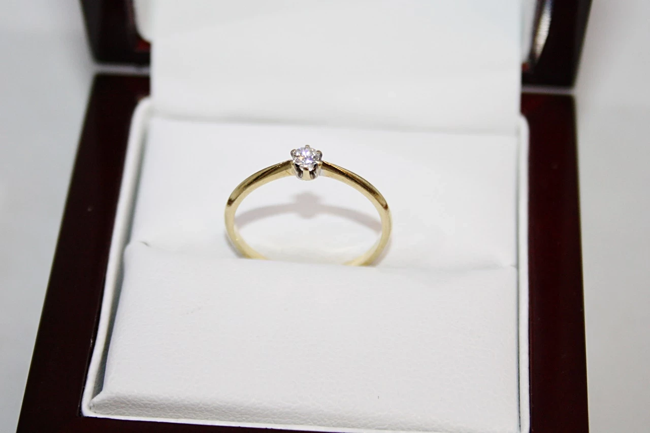 delikatny-zloty-pierscionek-z-brylantem-marka-bez-marki